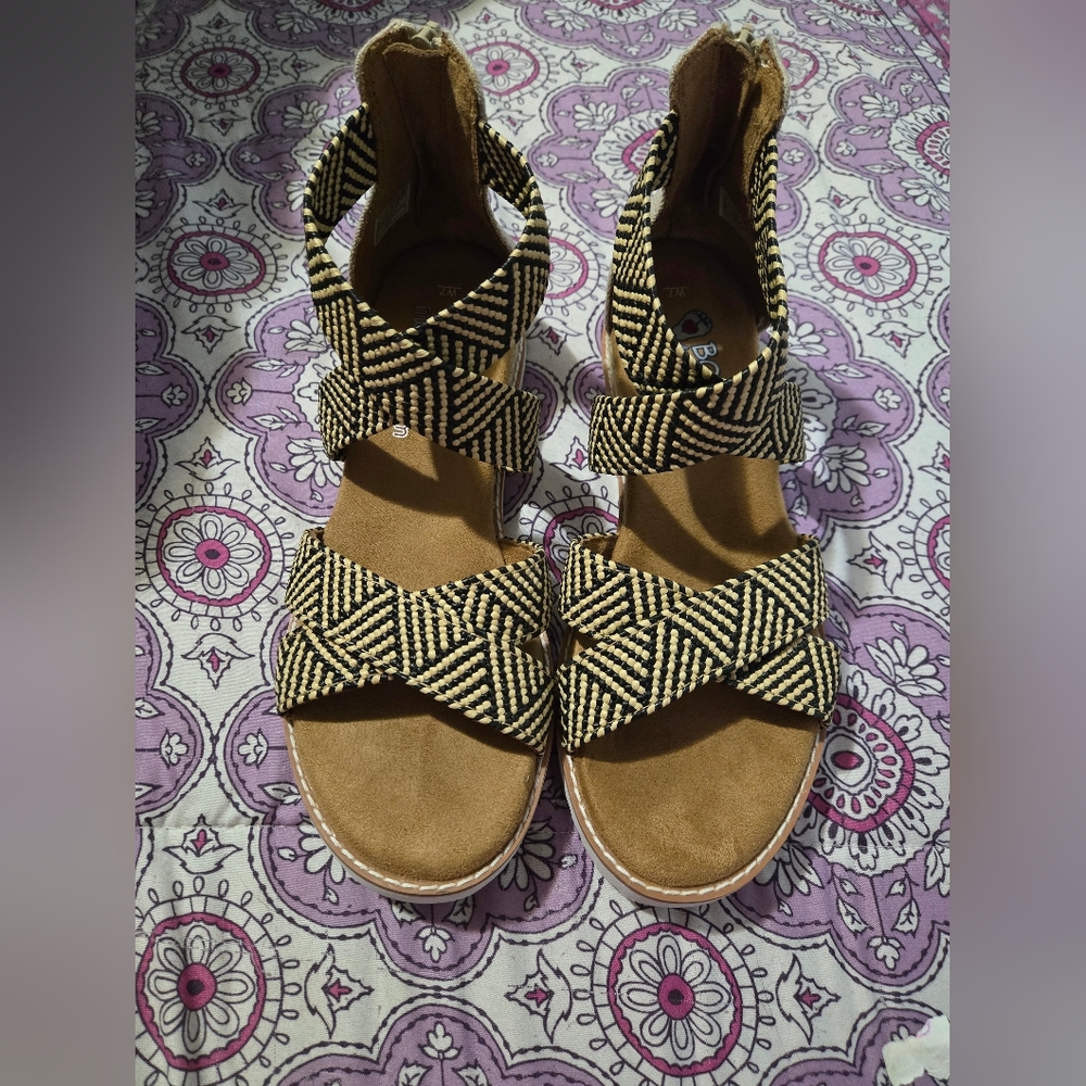 Size 7 Bobs By Skechers Stylish Black and Tan Women's Sandals. Memory Foam. Zips